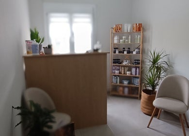 Υποδοχή στο The F.L.Y. Room, Γιάννουλη, GR με φυσικά προϊόντα και φωτεινό περιβάλλον.
