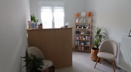 Υποδοχή στο The F.L.Y. Room, Γιάννουλη, GR με φυσικά προϊόντα και φωτεινό περιβάλλον.