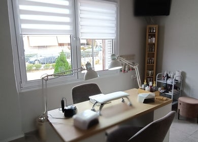 Άνετος χώρος για περιποίηση νυχιών στο The F.L.Y. Room, Γιάννουλη, GR