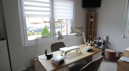 Άνετος χώρος για περιποίηση νυχιών στο The F.L.Y. Room, Γιάννουλη, GR