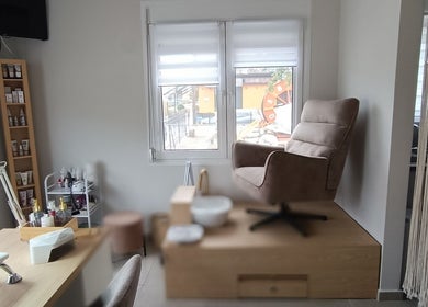 Άνετη γωνιά για περιποίηση στο The F.L.Y. Room, Γιάννουλη, GR με μοντέρνα αισθητική και φυσικό φωτισμό.