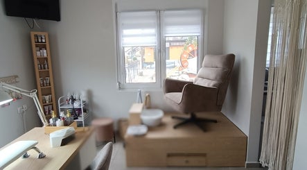 Άνετη γωνιά για περιποίηση στο The F.L.Y. Room, Γιάννουλη, GR με μοντέρνα αισθητική και φυσικό φωτισμό.