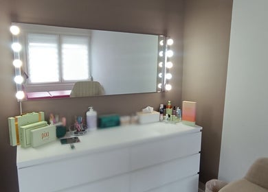 Καθρέφτης μακιγιάζ στο F.L.Y. Room στη Γιάννουλη, GR με φώτα LED και προϊόντα περιποίησης.