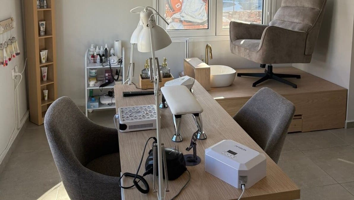 Εσωτερικό κέντρο ομορφιάς 'The F.L.Y. Room' στη Γιάννουλη, GR, με άνετο εργονομικό κάθισμα.