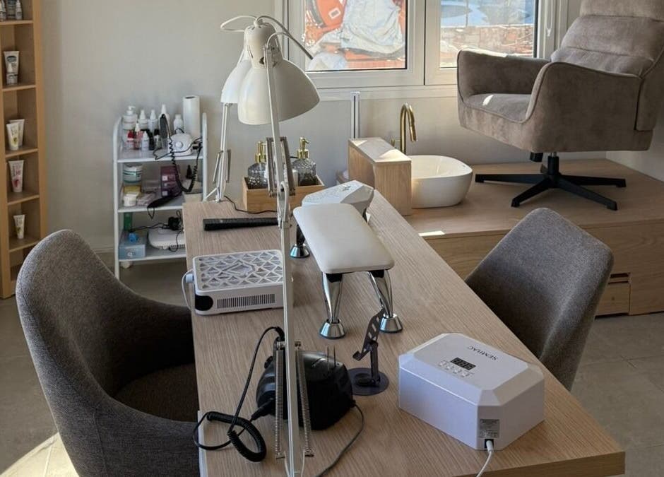 Εσωτερικό κέντρο ομορφιάς 'The F.L.Y. Room' στη Γιάννουλη, GR, με άνετο εργονομικό κάθισμα.