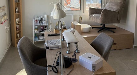 Εσωτερικό κέντρο ομορφιάς 'The F.L.Y. Room' στη Γιάννουλη, GR, με άνετο εργονομικό κάθισμα.