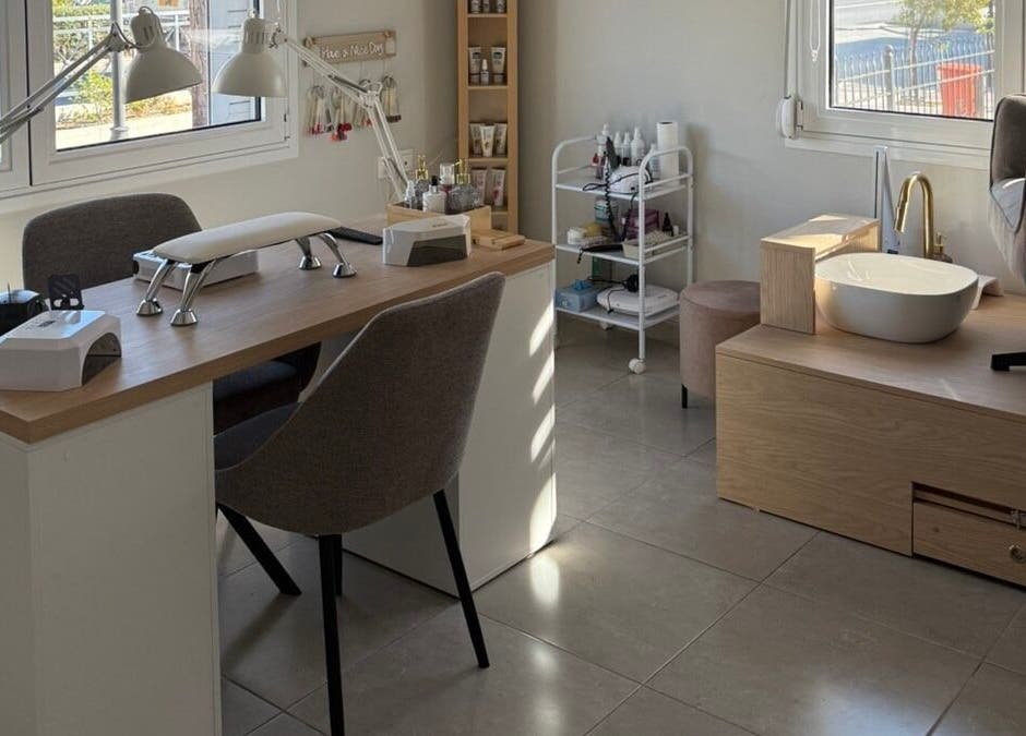 Χώρος μανικιούρ στο The F.L.Y. Room, Γιάννουλη, GR με κομψό ντεκόρ.