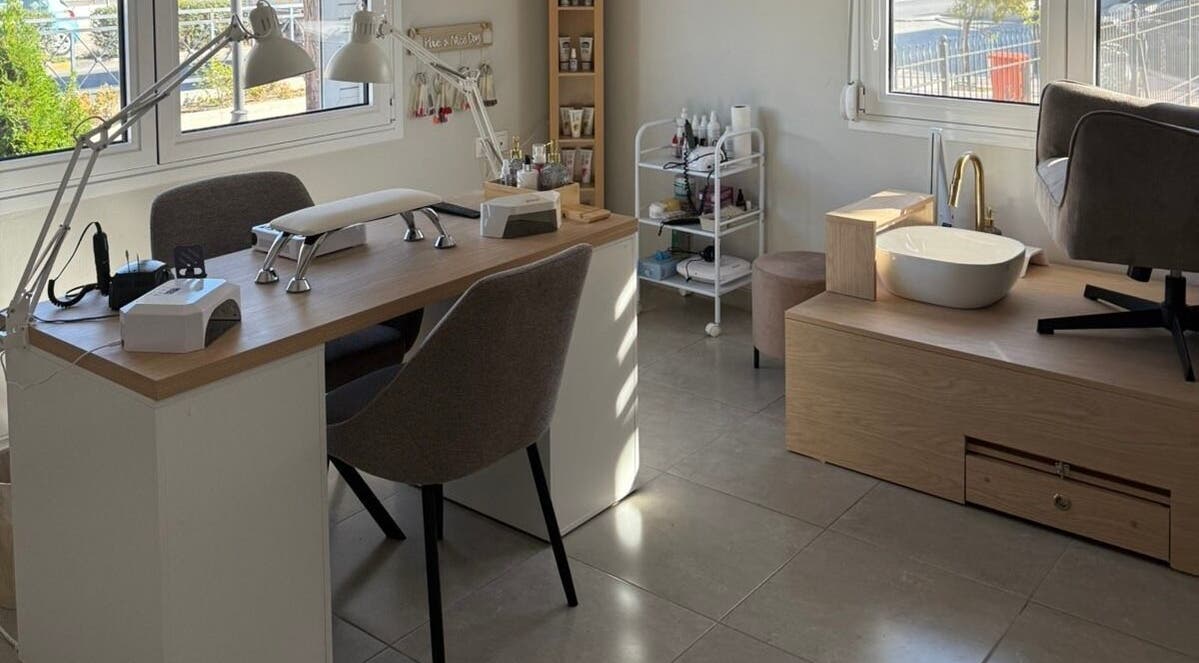 Χώρος μανικιούρ στο The F.L.Y. Room, Γιάννουλη, GR με κομψό ντεκόρ.