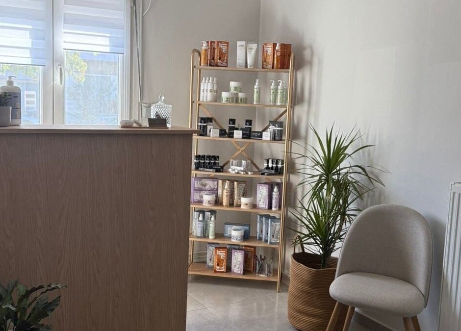 Εσωτερικό του The F.L.Y. Room στη Γιάννουλη, GR με φυσικά προϊόντα και άνετο χώρο αναμονής.