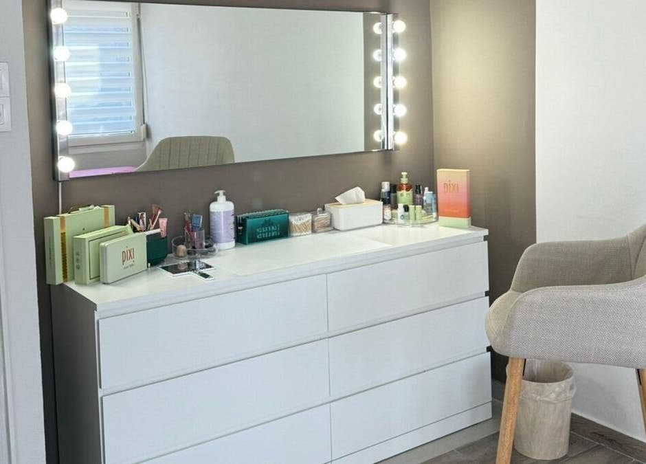 Καλαίσθητο μπουντουάρ στο The F.L.Y. Room, Γιάννουλη GR, ιδανικό για υπηρεσίες ομορφιάς.