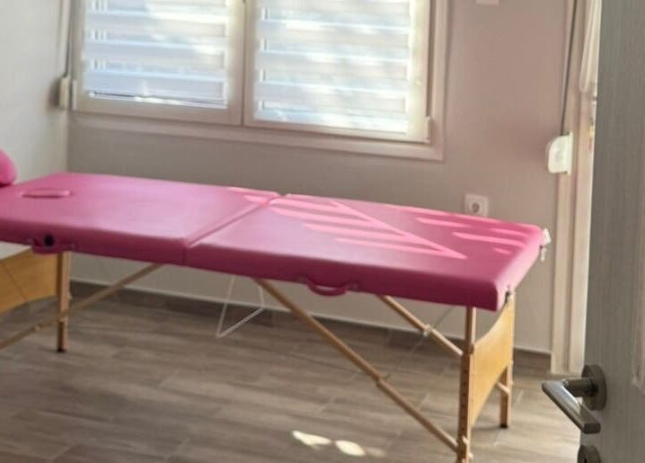 Ροζ κρεβάτι θεραπείας στο The F.L.Y. Room, Γιάννουλη, GR.