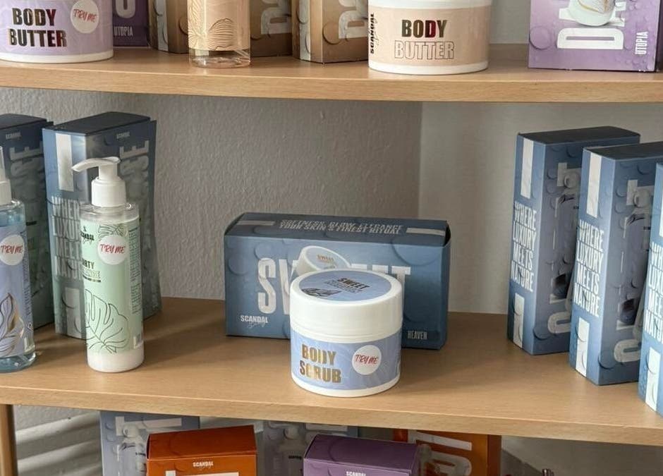 Προϊόντα ομορφιάς στα ράφια του The F.L.Y. Room, Γιάννουλη, GR, περιλαμβάνοντας body butter και scrub.