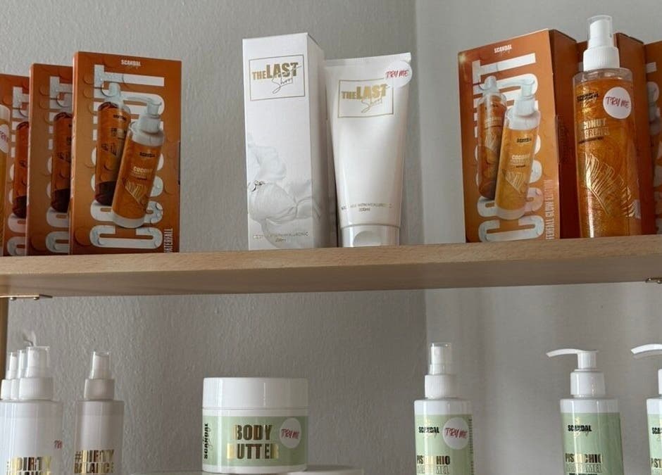 Προϊόντα ομορφιάς σε ράφι, The F.L.Y. Room, Γιάννουλη, GR, αναδεικνύοντας τη φροντίδα και ευεξία.