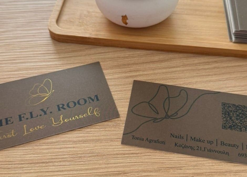 Κάρτες επίσκεψης The F.L.Y. Room στη Γιάννουλη GR, προβάλλοντας υπηρεσίες ομορφιάς.