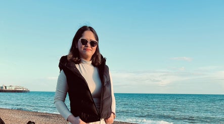 Visitor enjoying the beach near Aygol_nailbar, Brighton And Hove, England, GB.