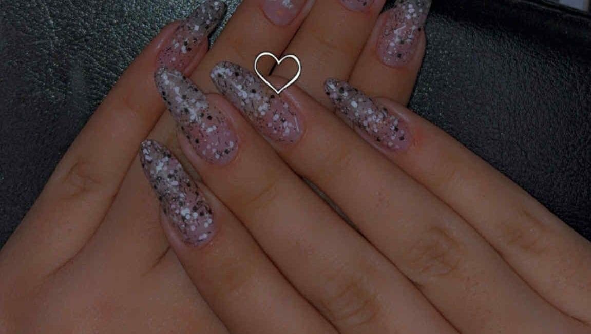 Glinsterende manicuren bij DYA Beauty, Brunssum, Limburg, NL. Perfect voor stijlvolle nagelverzorging.