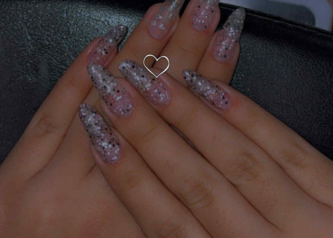 Glinsterende manicuren bij DYA Beauty, Brunssum, Limburg, NL. Perfect voor stijlvolle nagelverzorging.