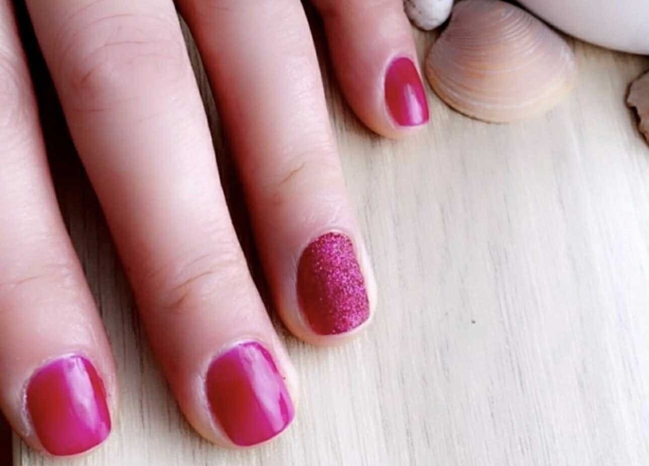 Stijlvolle paarse nagels bij DYA Beauty in Brunssum, Limburg, NL voor een verfijnde look.
