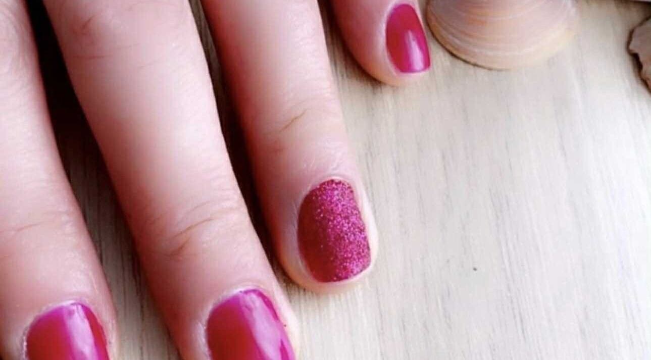 Stijlvolle paarse nagels bij DYA Beauty in Brunssum, Limburg, NL voor een verfijnde look.