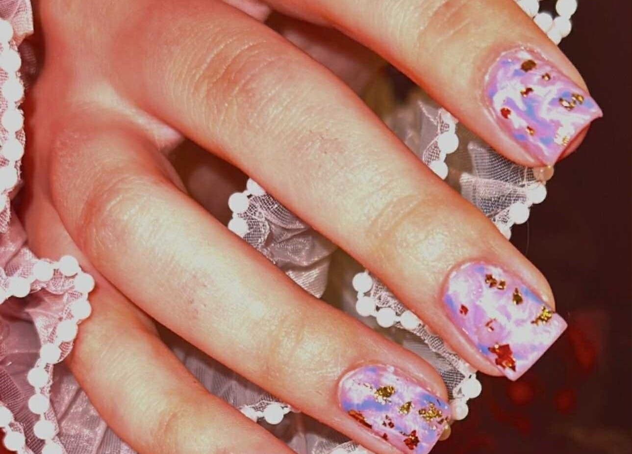 Stijlvolle paarse nagels met glitters bij DYA Beauty in Brunssum, Limburg, NL.