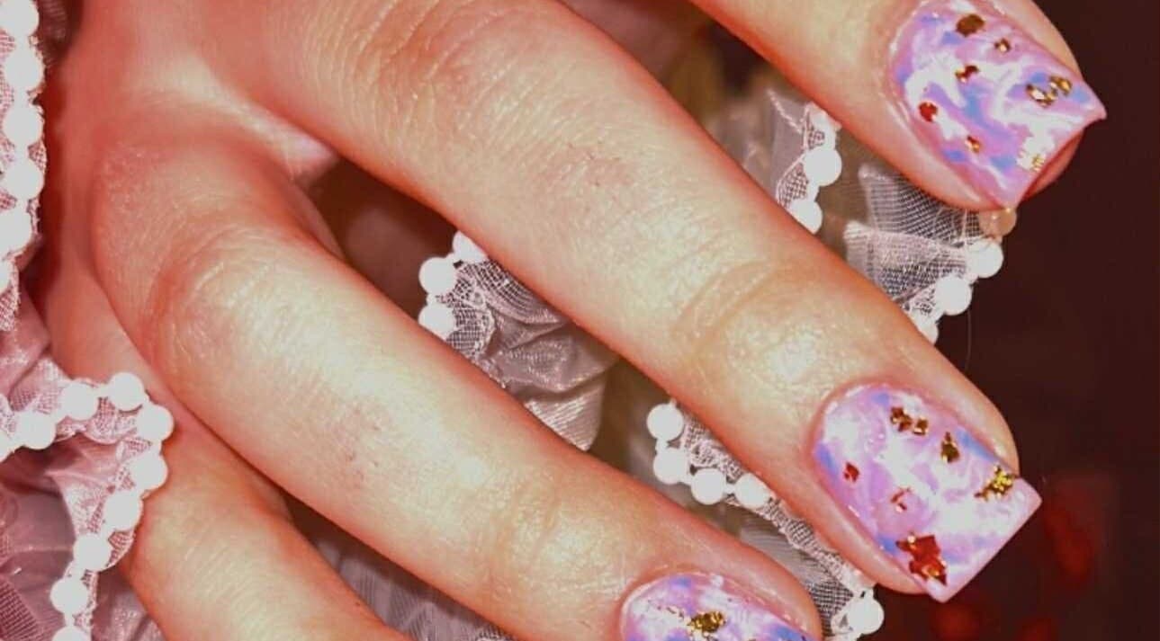 Stijlvolle paarse nagels met glitters bij DYA Beauty in Brunssum, Limburg, NL.