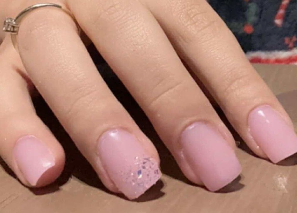 Elegante roze nagels met glitteraccent bij DYA Beauty in Brunssum, Limburg, NL.