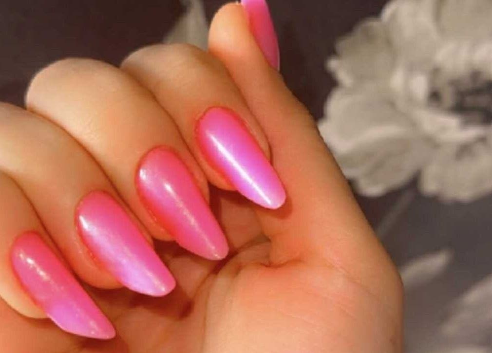 Felroze nagels op DYA Beauty, Brunssum, Limburg, NL, tonen elegantie en stijlvol design.