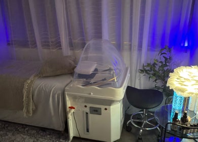 Relaxing spa room at The Hairapist Chichester | HeadSpa & Extensions, Chichester, England, GB with calming decor.