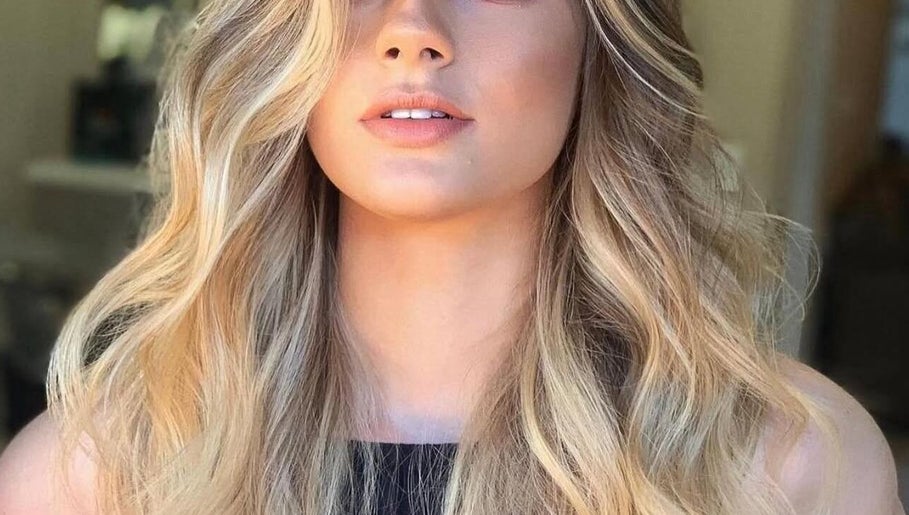 Peinado de ondas rubias en Maison Look ubicado en Madrid, Comunidad De Madrid, ES.