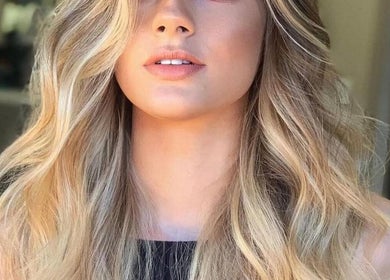 Peinado de ondas rubias en Maison Look ubicado en Madrid, Comunidad De Madrid, ES.