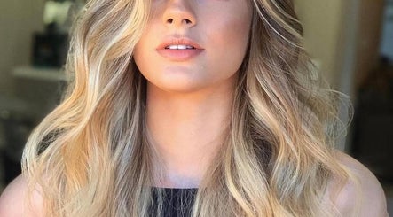 Peinado de ondas rubias en Maison Look ubicado en Madrid, Comunidad De Madrid, ES.