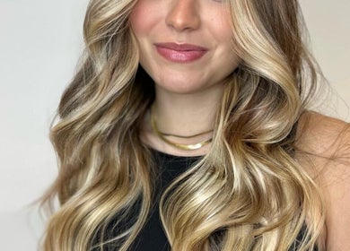 Peinado de ondas rubias en Maison Look, Madrid, Comunidad De Madrid, ES.