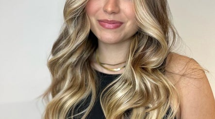 Peinado de ondas rubias en Maison Look, Madrid, Comunidad De Madrid, ES.