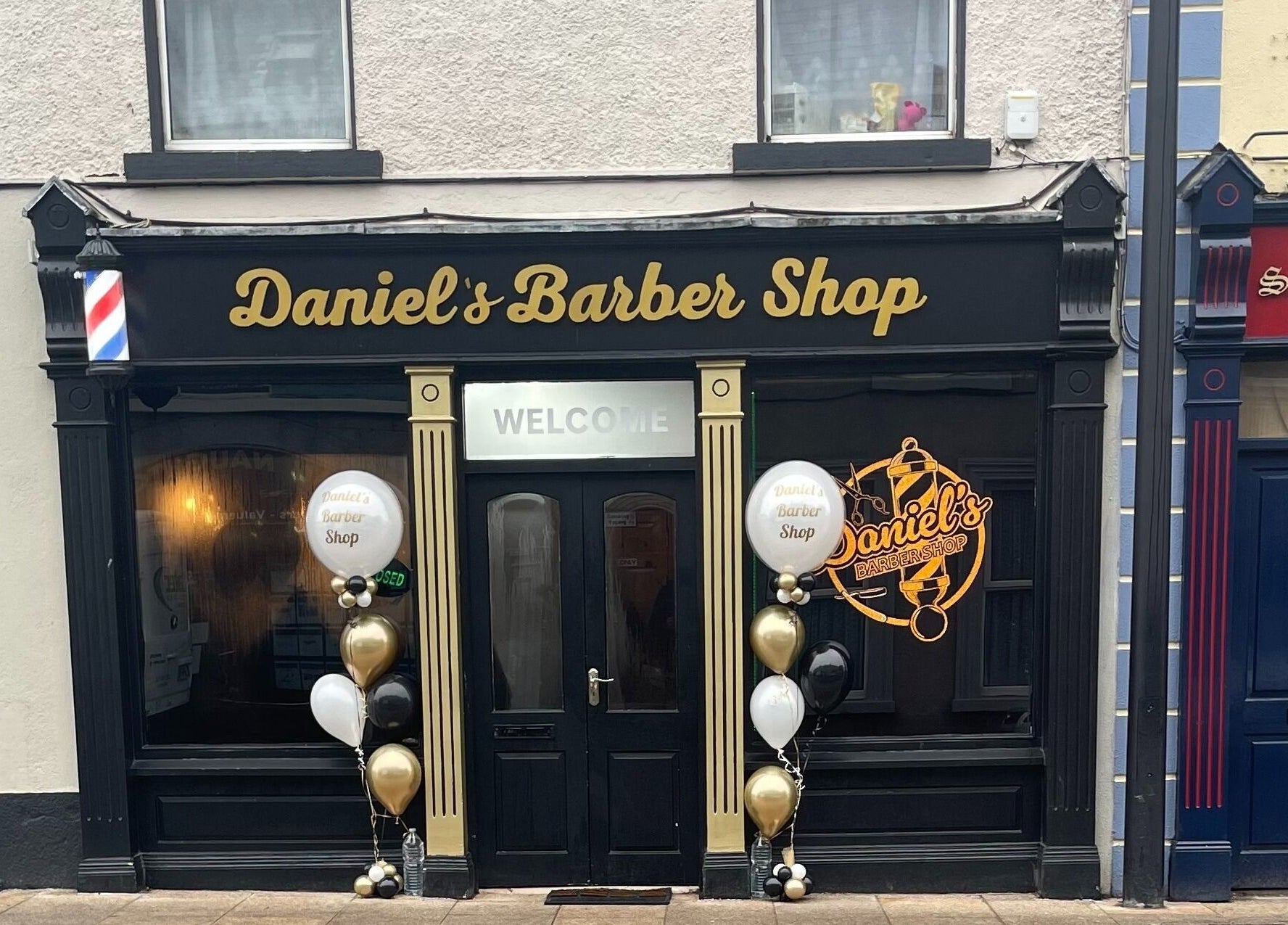 Fachada do Daniel's Barber Shop em Roscommon, County Roscommon, IE, com decoração elegante e balões.