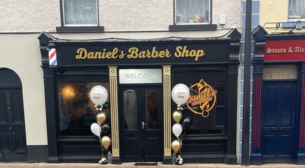 Fachada do Daniel's Barber Shop em Roscommon, County Roscommon, IE, com decoração elegante e balões.