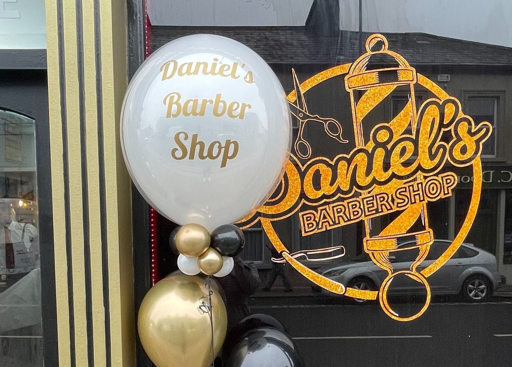 Fachada do Daniel's Barber Shop com balões em Roscommon, County Roscommon, IE.