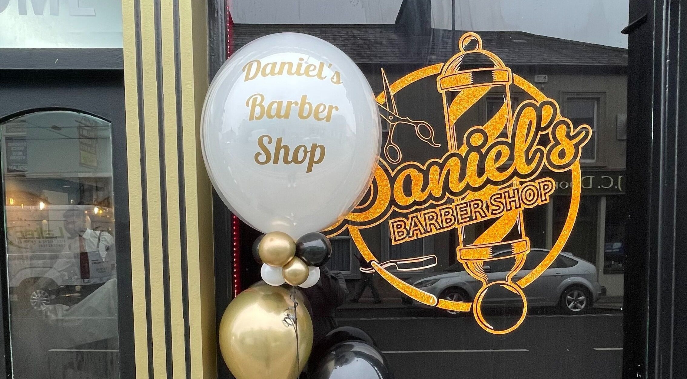 Fachada do Daniel's Barber Shop com balões em Roscommon, County Roscommon, IE.