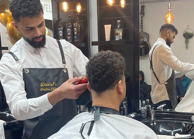 Barbeiro no Daniel's Barber Shop em Roscommon, IE, cortando cabelo de cliente curtido.