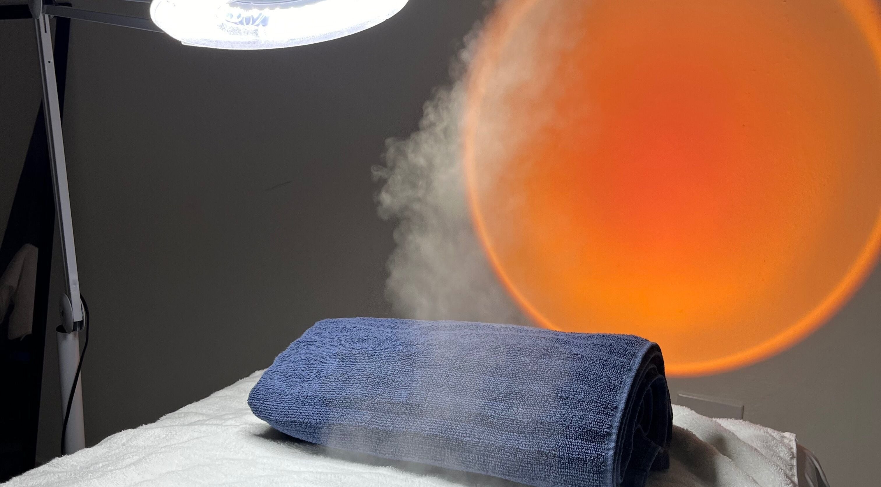 Relaxing spa scene with a warm light and towel at Rilassante Aesthetics in Bayamón, Bayamón, PR.