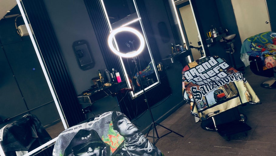 Interior moderno de Barber shop Villarreal en García, Nuevo León, MX, con iluminación profesional.
