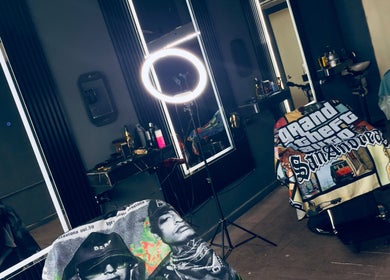 Interior moderno de Barber shop Villarreal en García, Nuevo León, MX, con iluminación profesional.