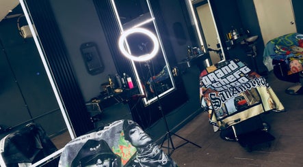 Interior moderno de Barber shop Villarreal en García, Nuevo León, MX, con iluminación profesional.