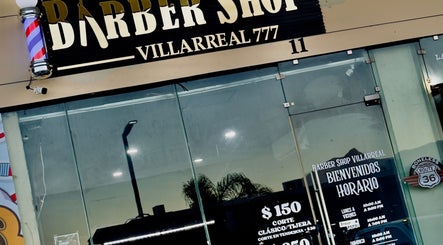 Entrada de Barber Shop Villarreal en García, Nuevo León, MX con letrero y precios visibles.