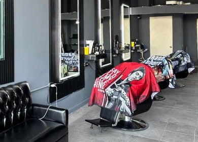 Interior contemporáneo de Barber shop Villarreal en García, Nuevo León, MX, con sillas y espejos elegantes.