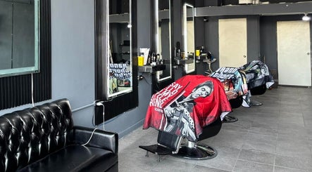 Interior contemporáneo de Barber shop Villarreal en García, Nuevo León, MX, con sillas y espejos elegantes.
