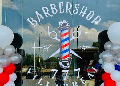 Entrada principal de Barber Shop Villarreal en García, Nuevo León, MX, decorada con coloridos globos.
