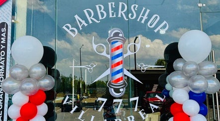 Entrada principal de Barber Shop Villarreal en García, Nuevo León, MX, decorada con coloridos globos.