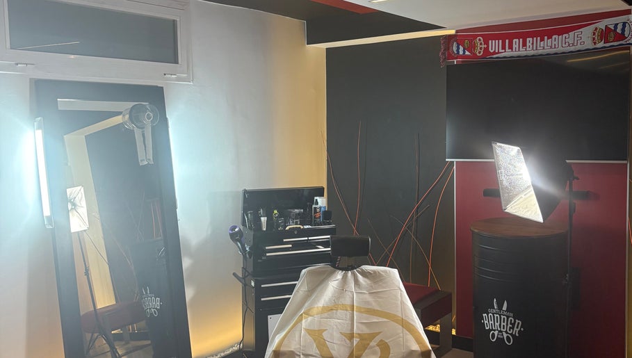 Interior moderno de Yery's barber en Villalbilla, Comunidad De Madrid, ES, con estación de peluquería y equipos.