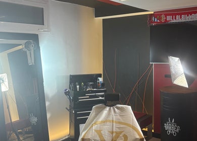 Interior moderno de Yery's barber en Villalbilla, Comunidad De Madrid, ES, con estación de peluquería y equipos.