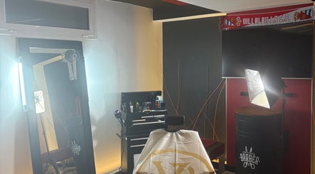 Interior moderno de Yery's barber en Villalbilla, Comunidad De Madrid, ES, con estación de peluquería y equipos.